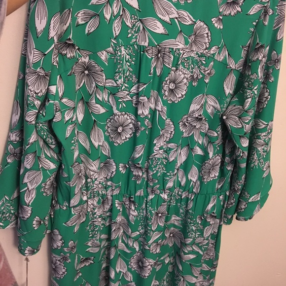 Bell sleeved floral dress-70’s style vibe - Picture 3 of 4